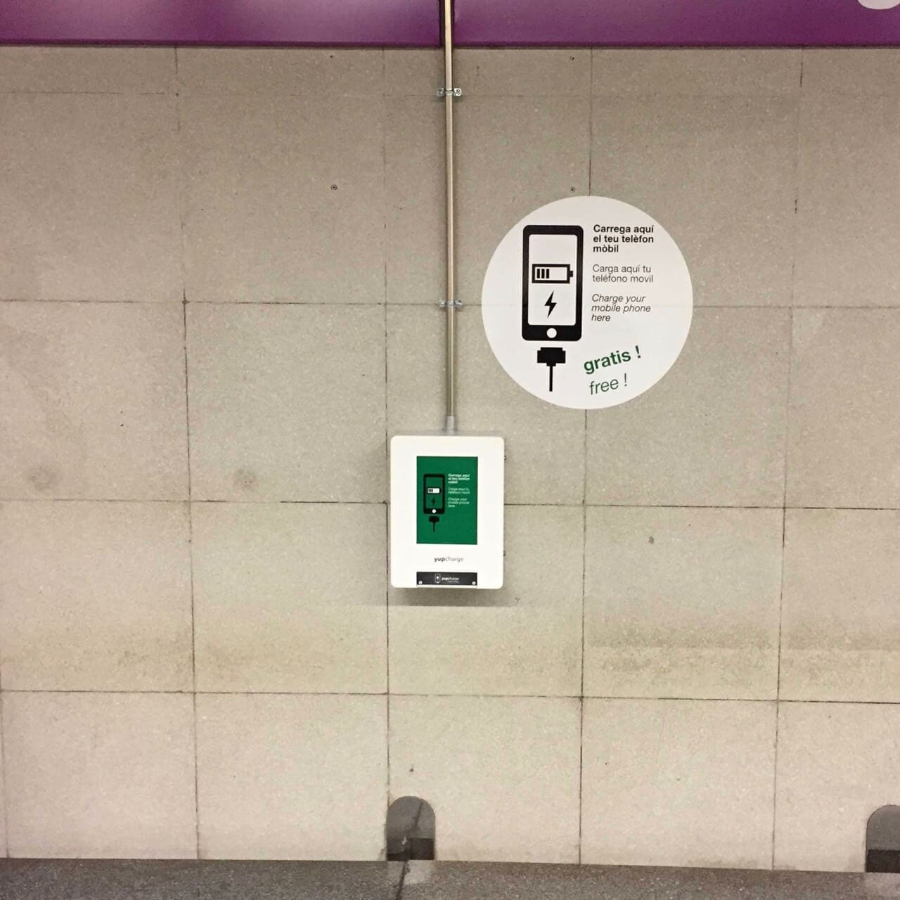 cargador-de-moviles-metro-Barcelona-yupcharge